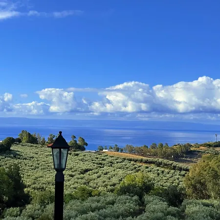 לינה וארוחת בוקר Casale Calabria 4*